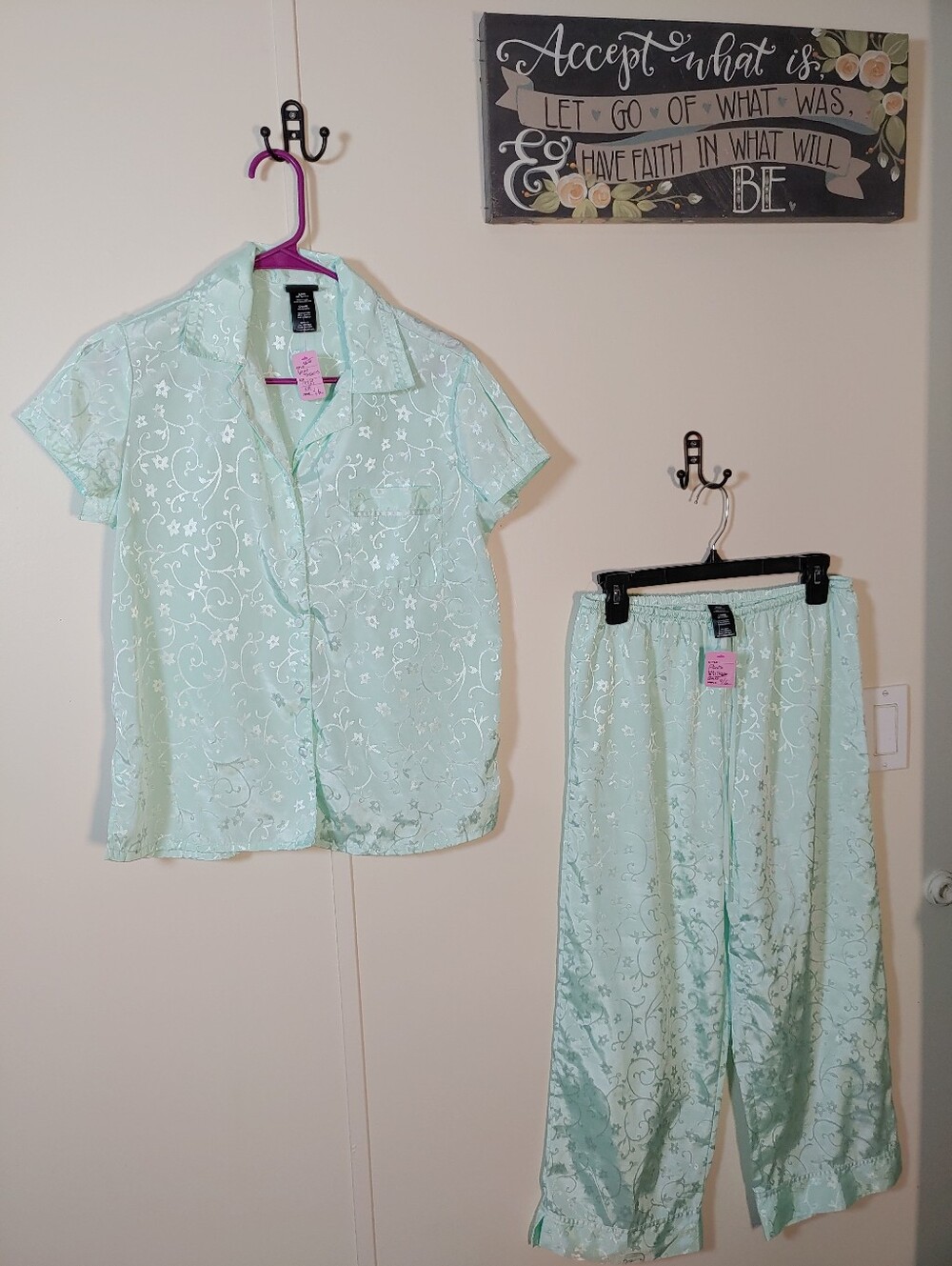 NWOT Beautiful Light Green Small 4-6 Short Sleeve With Capris Pajama Set